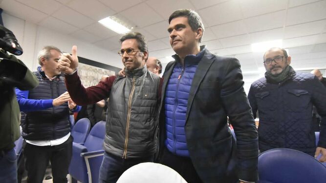 Nicolás Andión alza un pulgar junto a Paco Martínez tras vencer las elecciones del Algeciras.