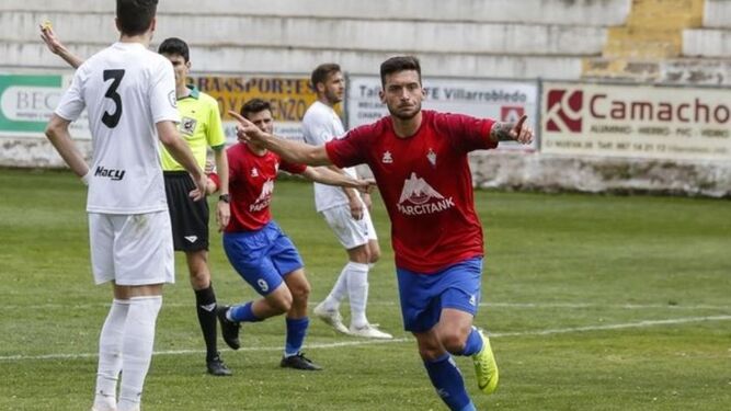 Nacho Huertas celebra un gol con el Villarrobledo
