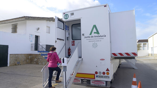 Una mujer sube a la unidad móvil para la realización de las pruebas en Castellar.