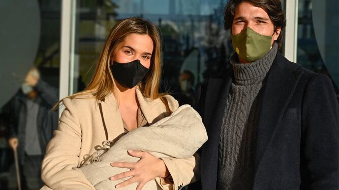 María Pombo, este martes, con su marido y su bebé, saliendo del hospital.