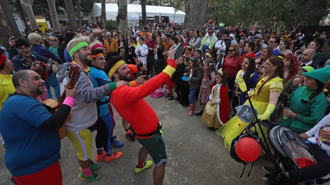Cientos de personas se congregaron en el parque Mar&iacute;a Cristina durante el s&aacute;bado de carnaval de Algeciras