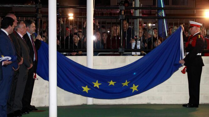 Gibraltar se despide de la UE con la arriada de la bandera de europea