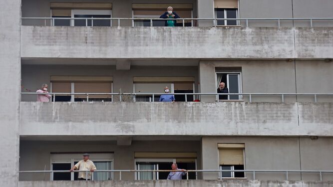 Usuarios de la residencia de mayores de San Jos&eacute; Artesanos observando las tareas de desinfecci&oacute;n del centro desde los balcones
