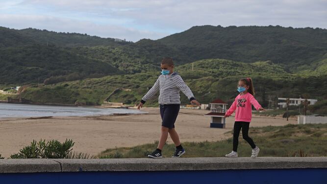 Dos ni&ntilde;os disfrutando de su primer paseo en confinamiento en la playa de Getares