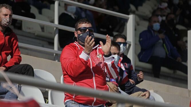 Un seguidor del Algeciras aplaude a su equipo durante un partido en el Nuevo Mirador