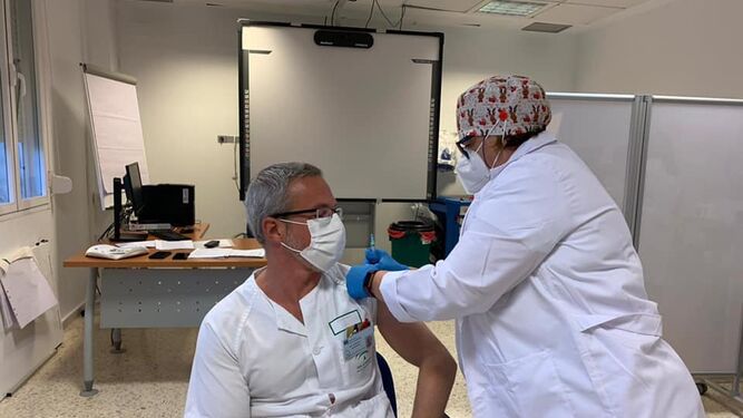 Primeras vacunas contra la Covid-19 en el Hospital de Puerto Real