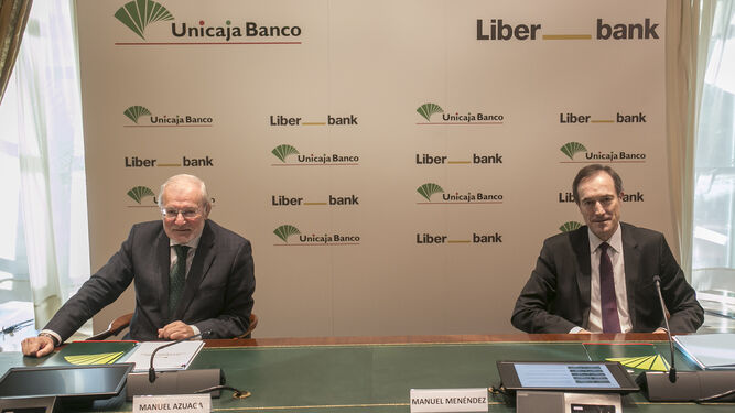 Azuaga y Menéndez, en la presentación de la fusión de Unicaja Banco y Liberbank.