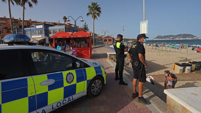 Agentes de la polic&iacute;a local de Algeciras restringiendo el acceso a la playa de Getares para controlar el aforo