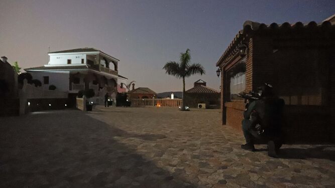 Agentes de la Guardia Civil asaltando la vivienda de El Pincho en la urbanizaci&oacute;n El Albarrac&iacute;n en San Roque