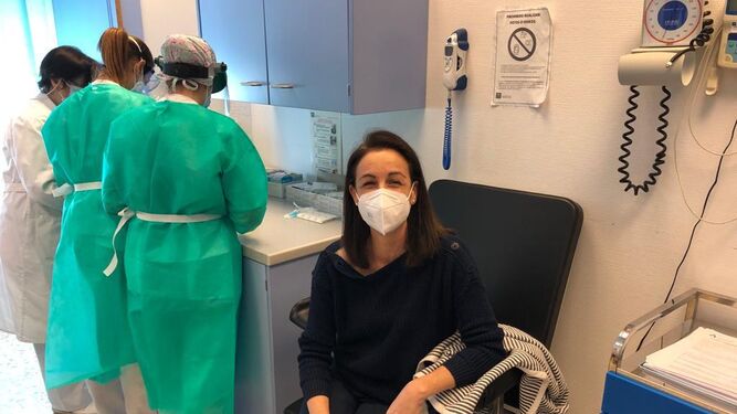 Ana, una enfermera de Urgencias del hospital de Algeciras, se convirti&oacute; en la primera profesional sanitaria que recibi&oacute; la vacuna en el Campo de Gibraltar