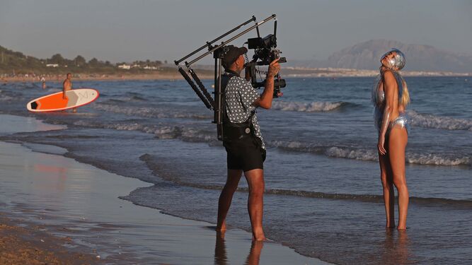 La artista Brisa Fenoy durante el rodaje del videoclip 'Muevete' en la playa de Valdevaqueros
