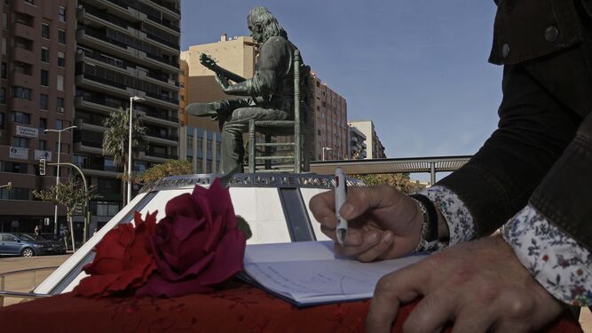 Firma del manifiesto en apoyo al flamenco  junto a la estatua de Paco de Luc&iacute;a en Algeciras