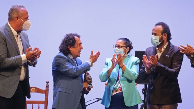 El cantaor Juanito Villar dedica el galard&oacute;n recibido en la Bienal de San Roque a los familiares de Jos&eacute; Canela en el teatro Juan Luis Gallardo