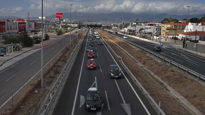Las autoescuelas de la comarca circulando hacia La L&iacute;nea  como protesta por la falta de examinadores en la zona