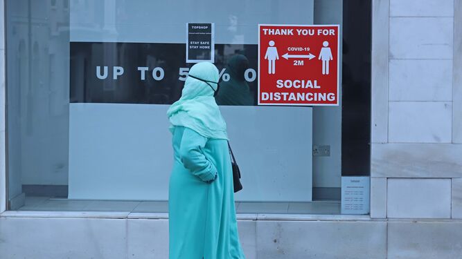 Un cartel reclama que se mantenga la distancia social en Gibraltar.