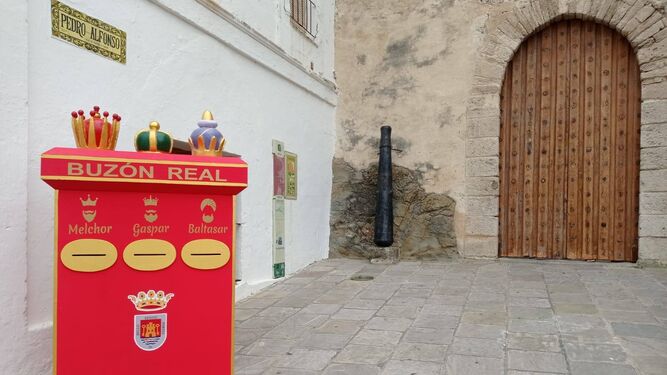 El buzón real a las puertas del Castillo de Guzmán el Bueno, en Tarifa.