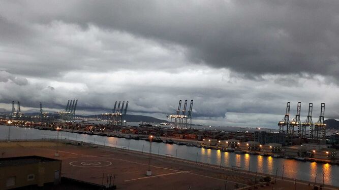 Nubes sobre el Puerto de Algeciras, este miércoles por la mañana.