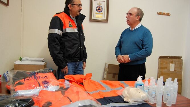 Miguel Ángel Ríos y José Antonio Gómez conversan en la sede de Protección Civil de Los Barrios