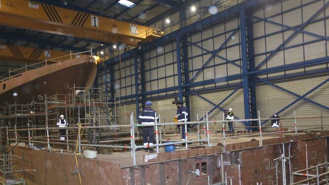 Uno de los talleres del astillero de Navantia San Fernando en los que se construyen las corbetas para Arabia Saudí.