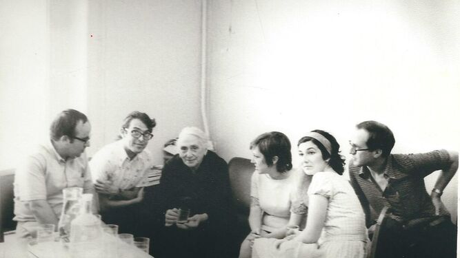 Del Águila (segundo por la izquierda) con unos amigos y La Pasionaria en la Casa de España en Moscú, en julio 1971.