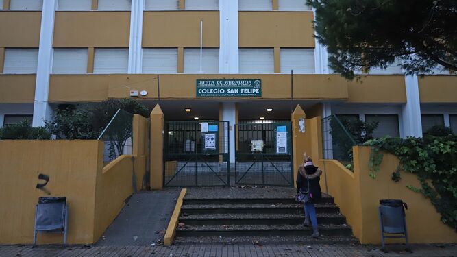 Una mujer entra al colegio San Felipe de La Línea.