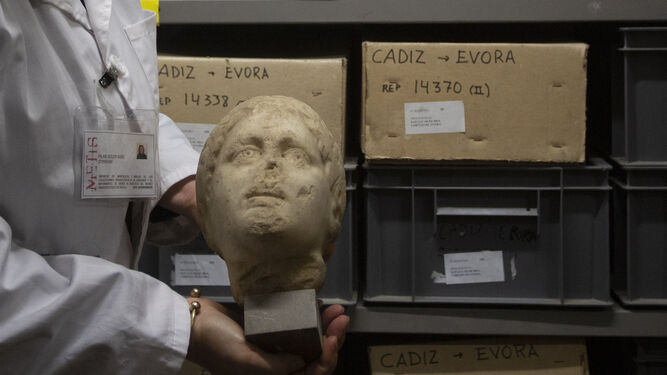 Cabeza infantil romana de los fondos del museo lista para su embalaje.