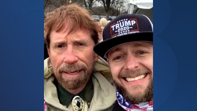 La foto del falso Chuck Norris con uno de los asaltantes del Capitolio