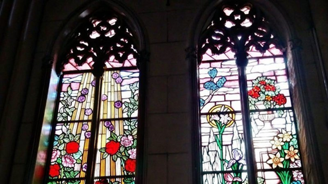 Vidrieras modernistas con motivos florales en la capilla de San José