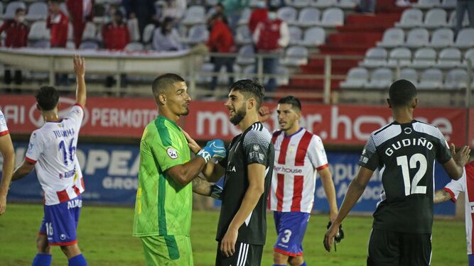 Vallejo se saluda con un jugador del Marbella en la primera vuelta.
