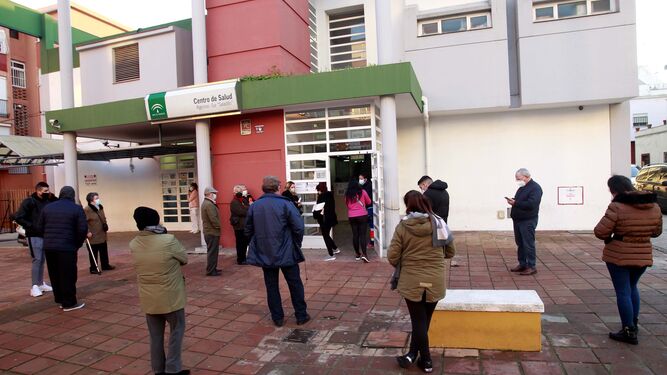 Varias personas esperan a las puertas del centro de salud del Saladillo
