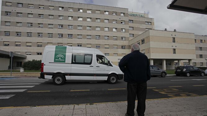 Un hombre mira la fachada del hospital Punta de Europa de Algeciras.