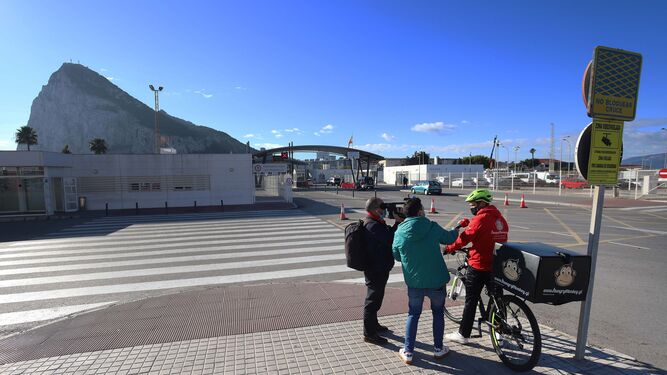 Un trabajador español es entrevistado antes de entrar a Gibraltar.