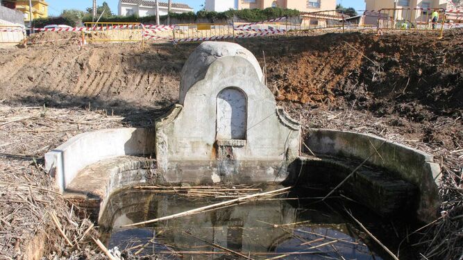 La antigua fuente aparecida durante el desbroce del cañaveral en El Manantial.