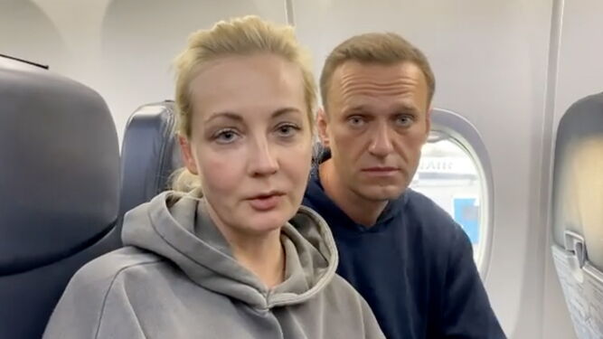 Imagen de Instagram del líder de la oposición rusa Alexei Navalny y su esposa antes de su vuelo este domingo en el Aeropuerto Internacional de Berlín Brandenburgo hacia Moscú..