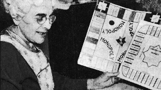Elizabeth Magie Phillips, con un tablero de Monopoly