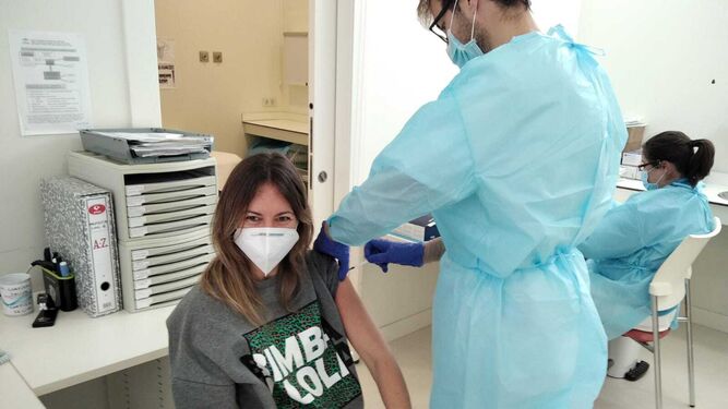 Una profesional sanitaria del hospital de Jerez recibe la segunda dosis de la vacuna anti Covid.