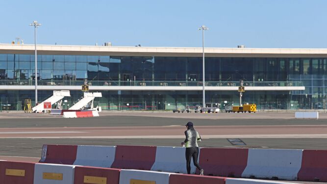 Una persona hace deporte por la pista del aeropuerto de Gibraltar.