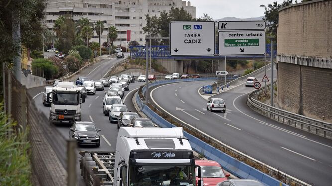 Un atasco de tráfico en la A-7 a su paso por Algeciras.