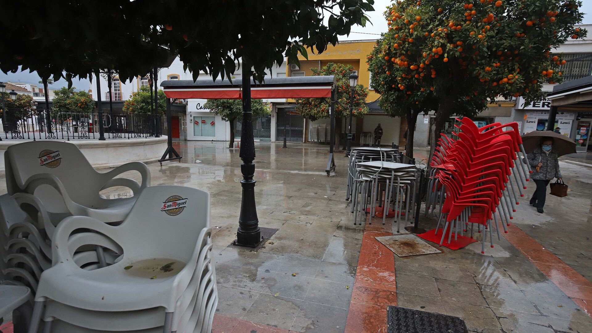 Fotos del primer d&iacute;a del cierre del comercio y la hosteler&iacute;a en Los Barrios por el coronavirus