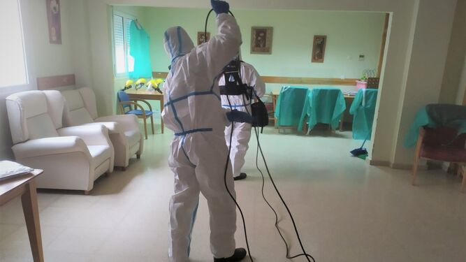 Efectivos del Tercio de Armada en labores de desinfección en la residencia Afa Vitae de San Fernando.