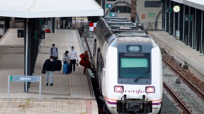 Pasajeros suben al tren en la estación de Algeciras, cabecera de los corredores Mediterráneo y Atlántico.