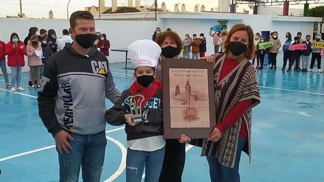La ganadora de MasterChef Junior, la trebujenera Aurora Ruiz, recibe el premio de Cocinera Mayor de la Villa de Trebujena.