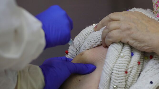 Una residente recibe una dosis de la vacuna contra el Covid-19.