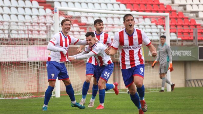 El Algeciras celebra el gol de Edu Ubis ante el Recreativo.