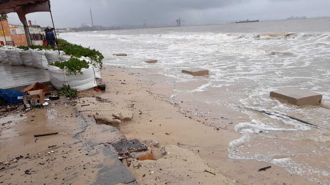 La playa del Rinconcillo, afectada por la tormenta Filomena, a comienzos de enero pasado.