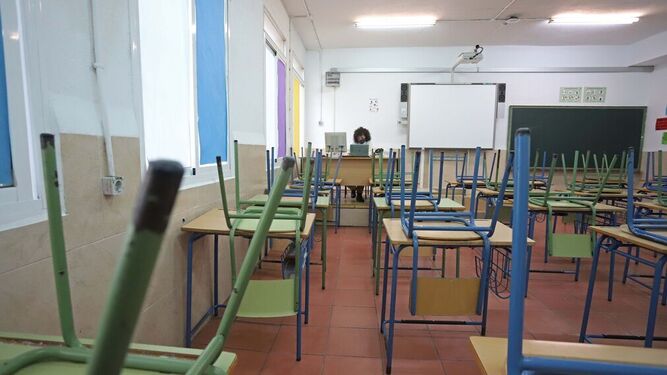 Un aula vacía en La Línea, este lunes.