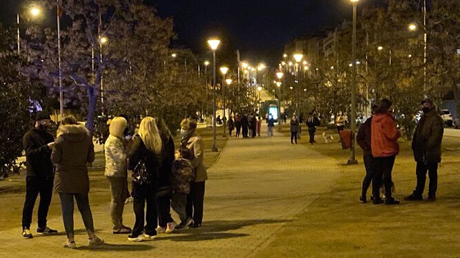 Centenares de personas se echaron a la calle en Granada la noche del martes ante los continuos terremotos.