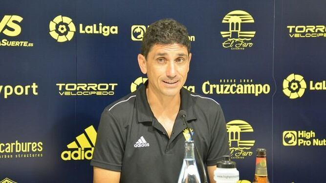 Juanma Pavón, entrenador del Cádiz B, en rueda de prensa