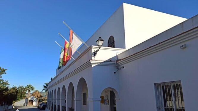 Banderas a media asta en el Ayuntamiento provisional de Tesorillo.