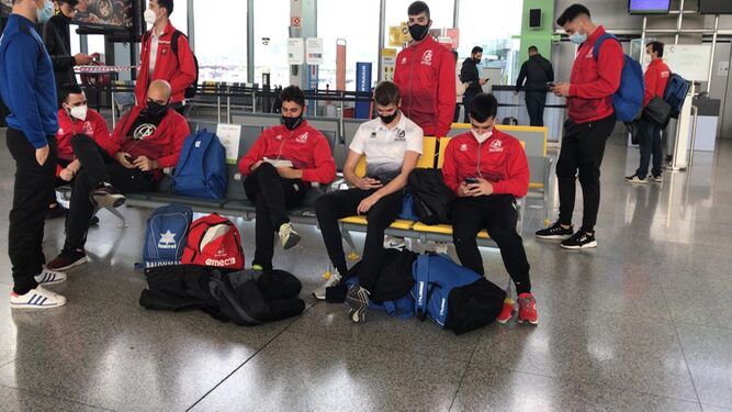 Jugadores del Ciudad de Algeciras, durante la espera en el aeropuerto de Málaga